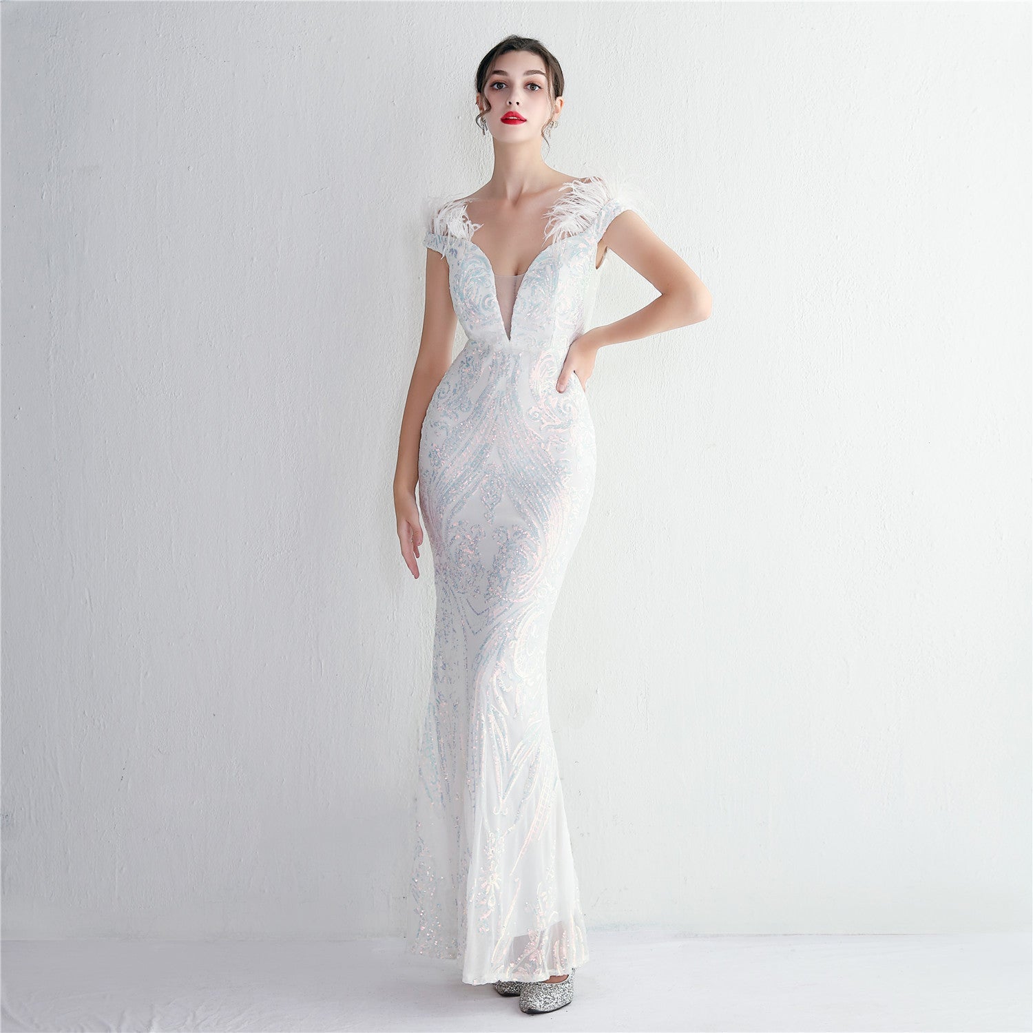 Vestido de noche ajustado de lana para cóctel, hecho a mano, con lentejuelas tridimensionales de alta densidad y fuerte posicionamiento floral.