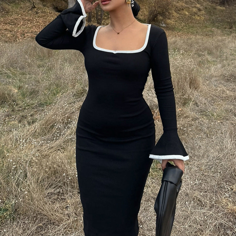 Vestido midi de punto con cuello cuadrado y mangas acampanadas en contraste de color