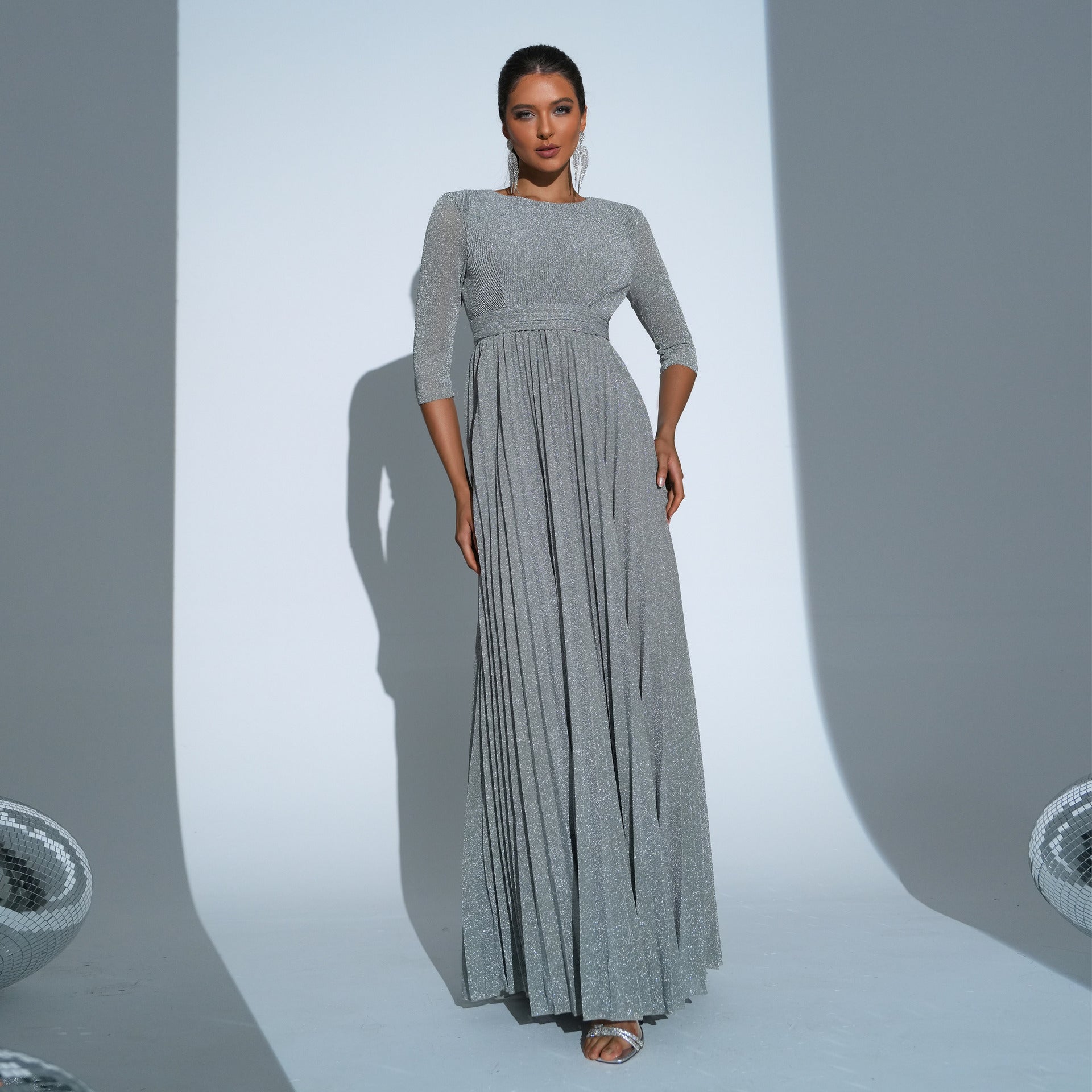 Vestido de noche largo bohemio con cuello redondo y manga cinco cuartos y cintura ancha