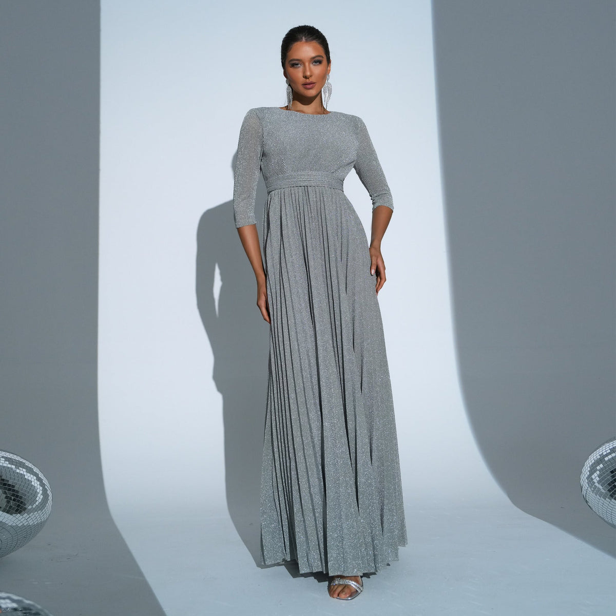 Vestido de noche largo bohemio con cuello redondo y manga cinco cuartos y cintura ancha