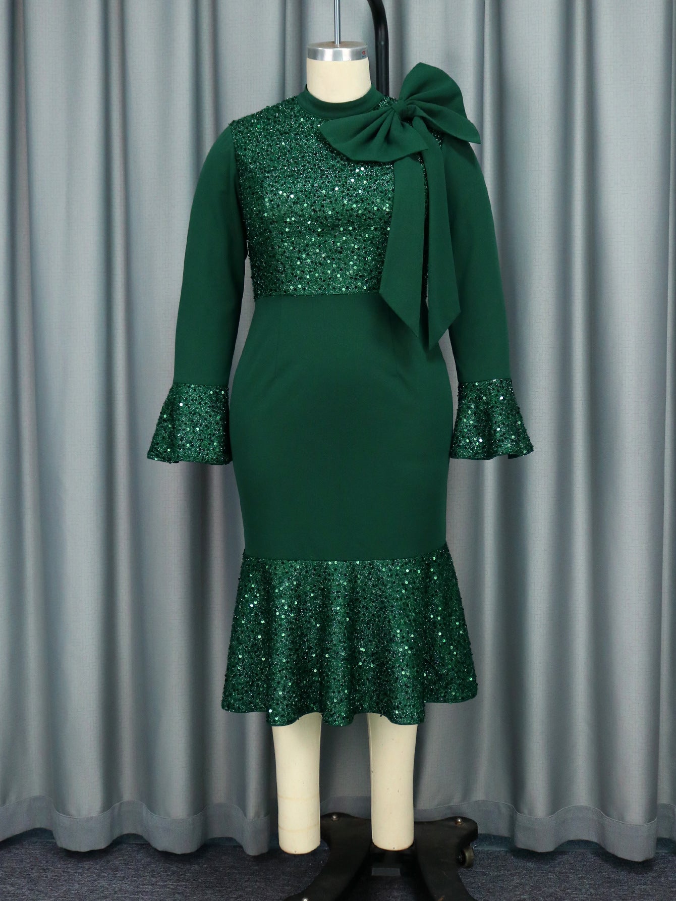 Vestido de fiesta de cóctel con lentejuelas y mangas acampanadas de estilo socialité con cola de pez