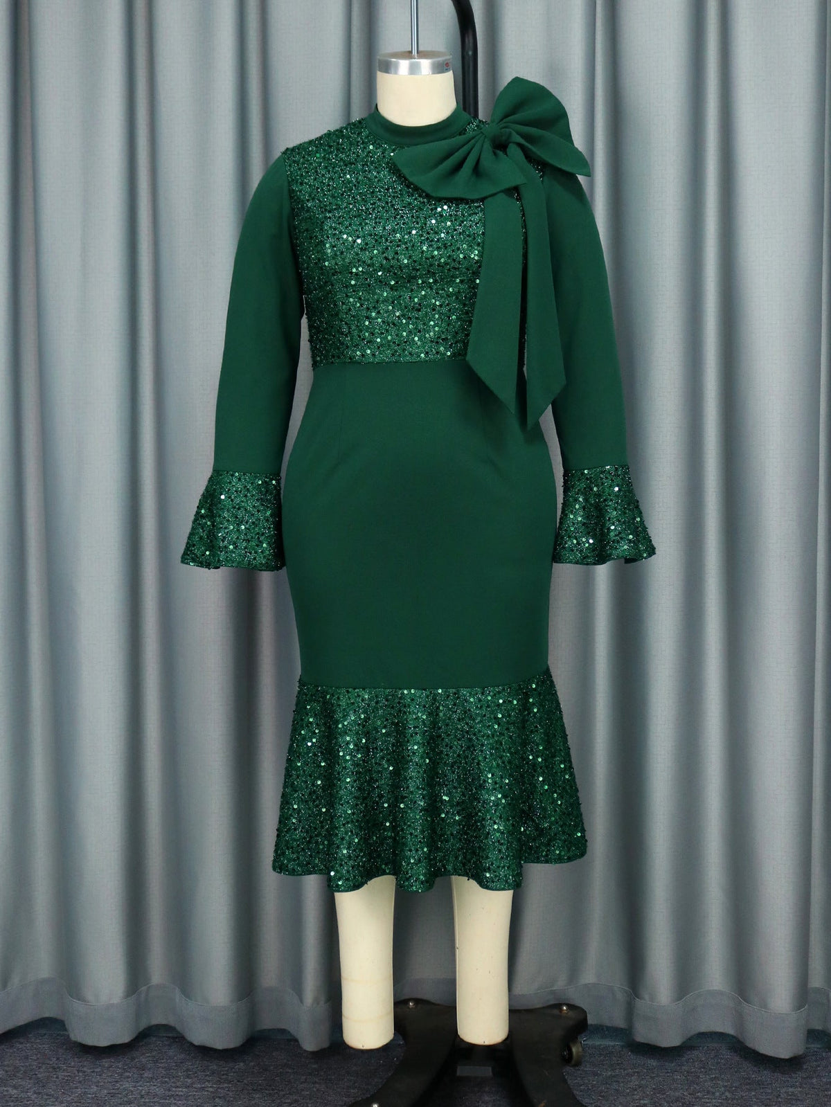Vestido de fiesta de cóctel con lentejuelas y mangas acampanadas de estilo socialité con cola de pez
