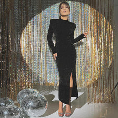 Vestido ajustado de cuello redondo con abertura en colores brillantes