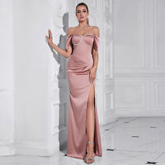 Elegante vestido de cena con top de tubo con hombros descubiertos y abertura en forma de diamante en color liso