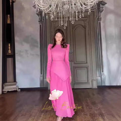 Vestido ajustado con cuello redondo, manga larga y pliegues biselados