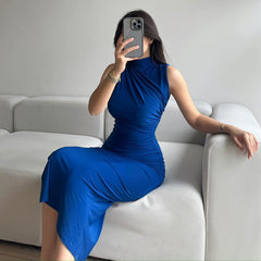 Vestido largo ajustado sin mangas con cintura alta y abertura en color liso