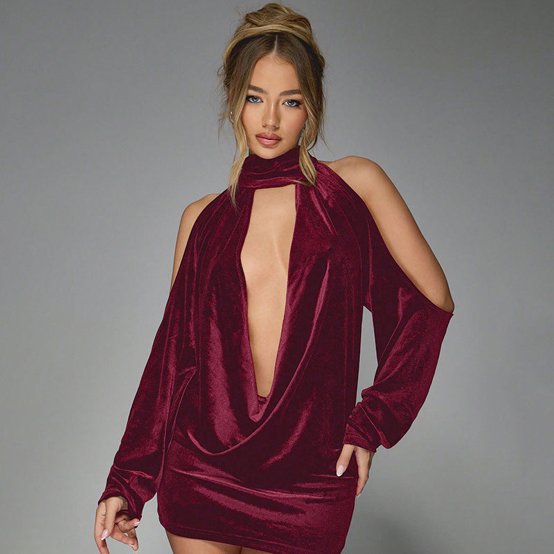 Vestido de terciopelo con cuello halter y espalda descubierta
