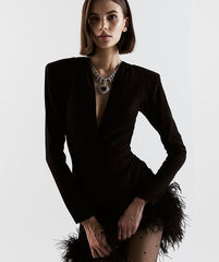 Vestido de una pieza con mangas largas y plumas de avestruz de otoño