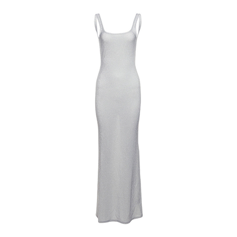 Vestido ajustado a la cadera con cuello caído y tirantes de color liso