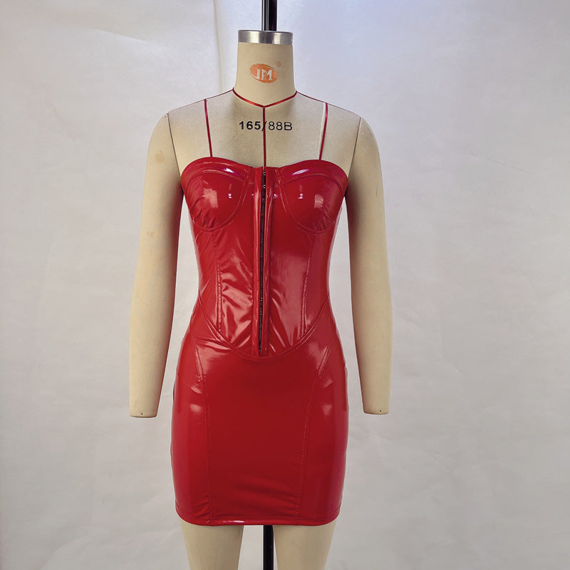 Vestido tubo de cuero con espalda descubierta y escote en V