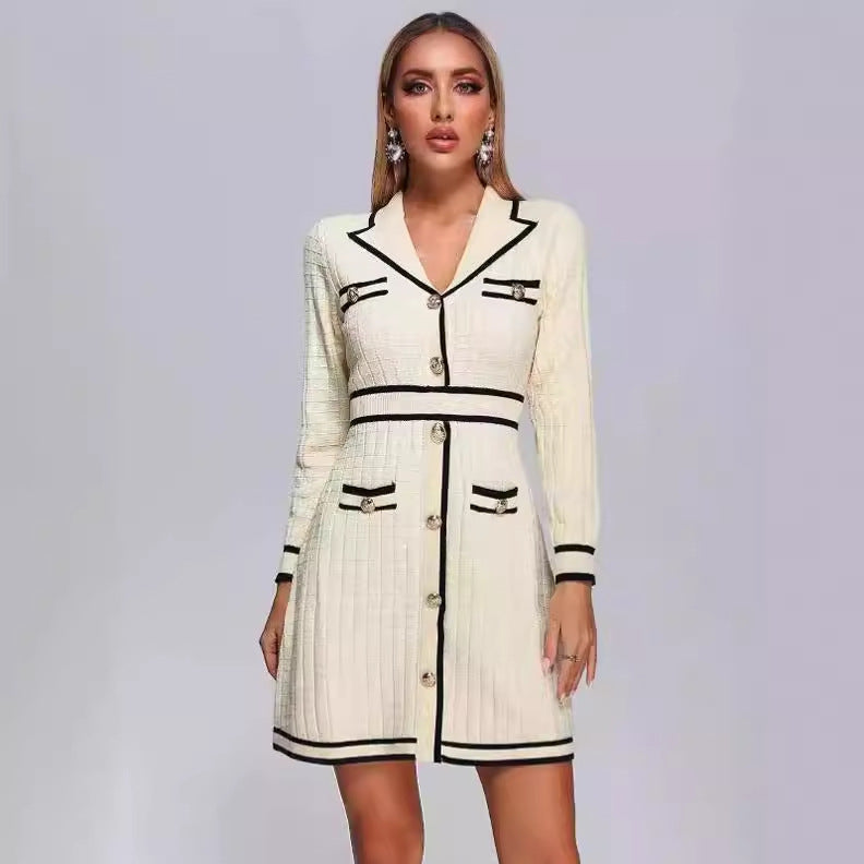 Vestido clásico de punto con cuello y manga larga, botones en contraste de color, corte ajustado y corto para
