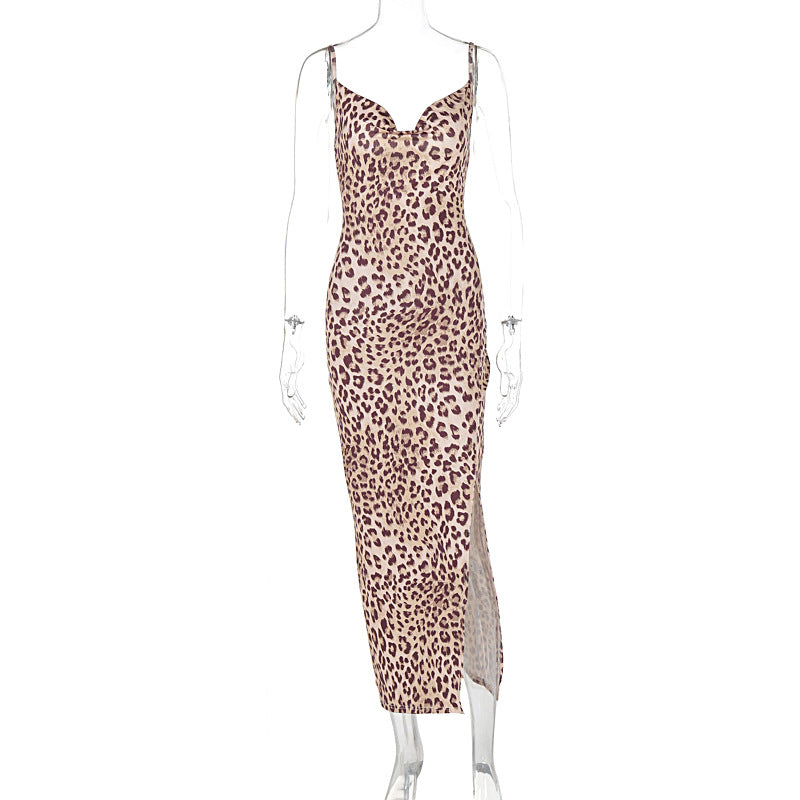 Vestido ajustado con tirantes y espalda descubierta con estampado de leopardo