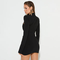Vestido informal de color liso con hombros al descubierto, cintura ajustada y acolchado