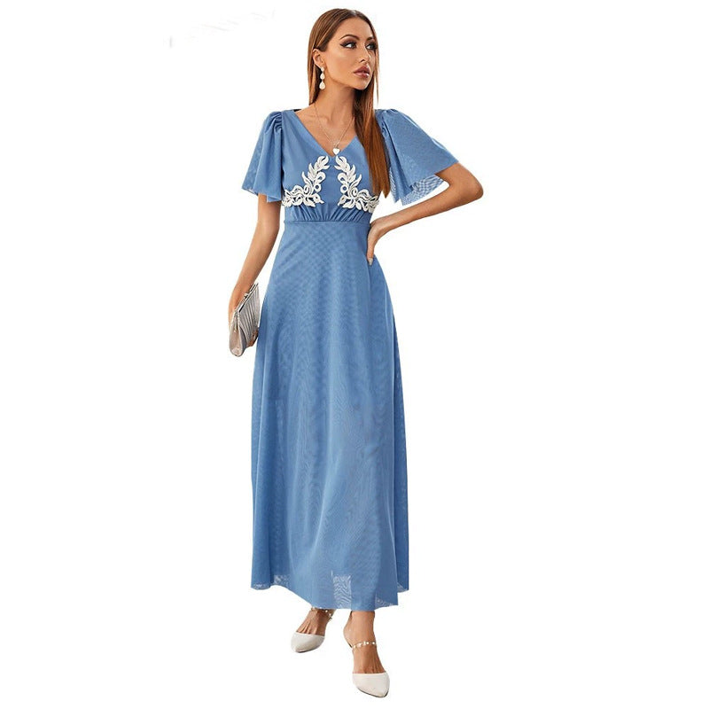 Elegante vestido con escote en V y mangas de encaje con costuras
