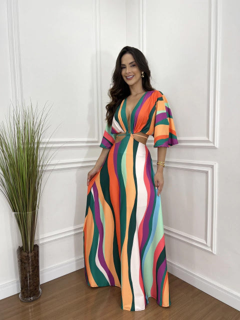 Vestido corto con tirantes y mangas murciélago de cinco puntas a juego de color