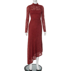 Vestido interior plisado de manga larga con tirantes oblicuos y costuras de encaje