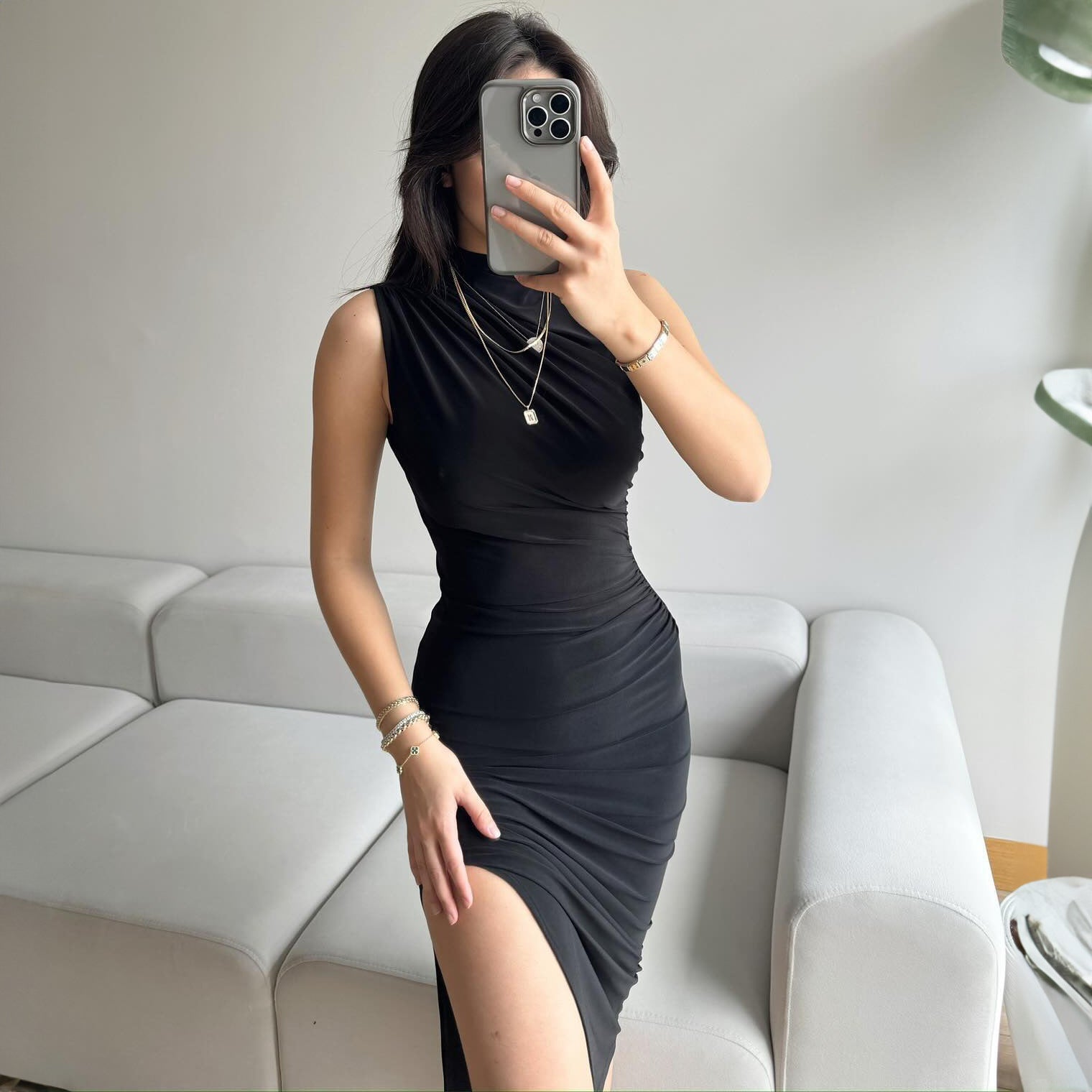 Vestido largo ajustado sin mangas con cintura alta y abertura en color liso