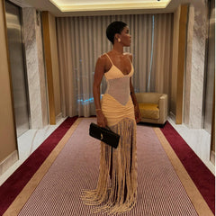 Vestido corto de malla con tirantes y volantes en la cadera con borlas