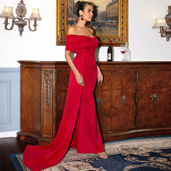 Elegante vestido de noche de satén rojo con escote pronunciado, manga corta, estampado largo y escote en V pronunciado.
