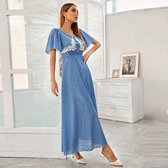 Elegante vestido con escote en V y mangas de encaje con costuras