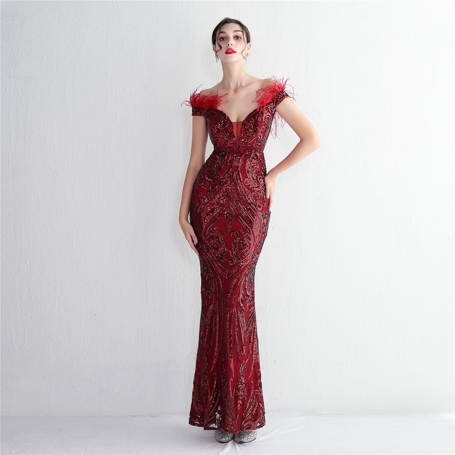 Vestido de noche ajustado de lana para cóctel, hecho a mano, con lentejuelas tridimensionales de alta densidad y fuerte posicionamiento floral.