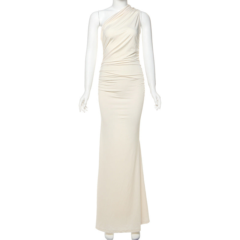 Elegantes, schulterfreies, einfarbiges, figurbetontes Kleid mit schräger Schulterpartie