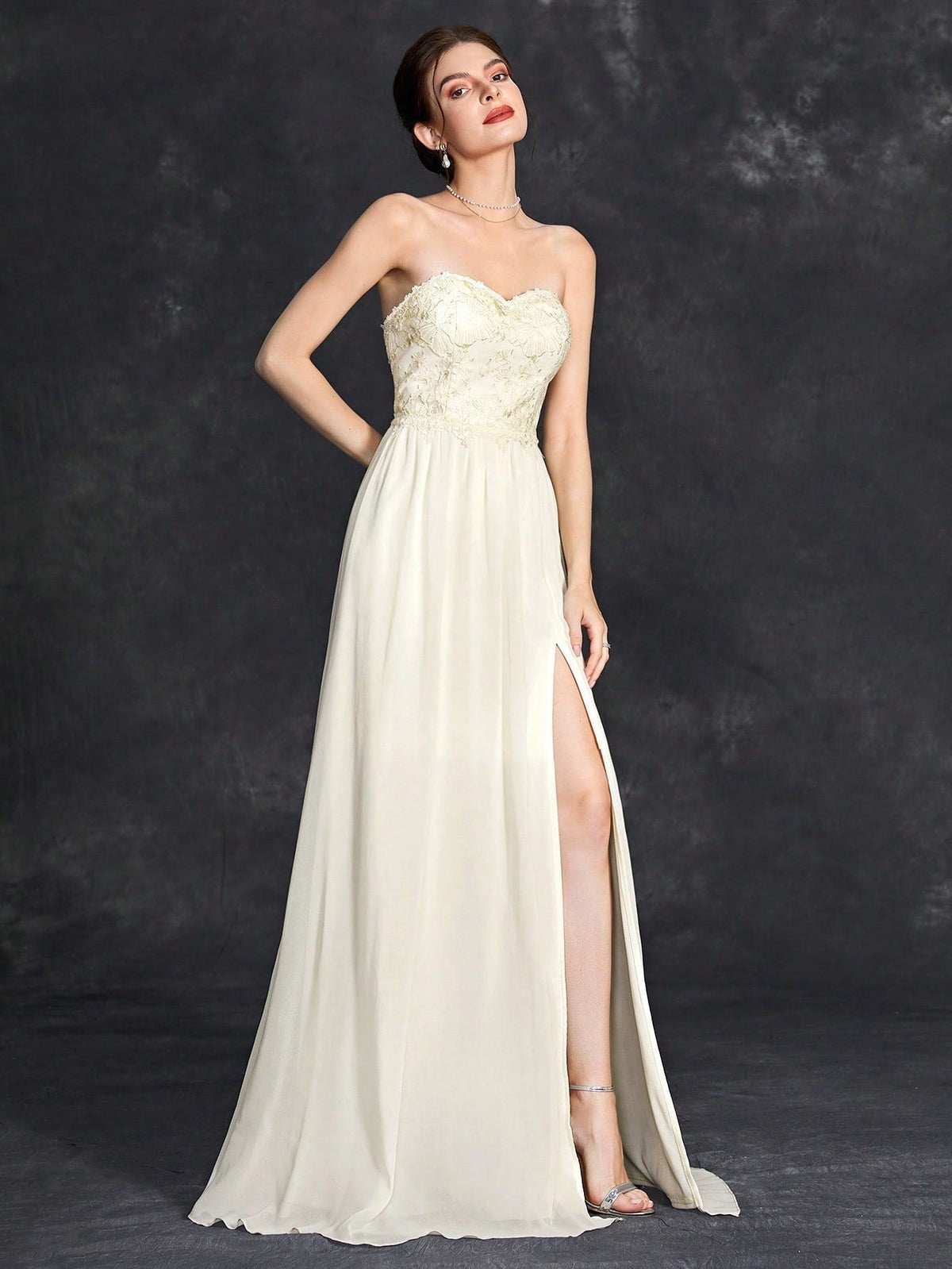 Elegante vestido de noche con escote tubo y abertura para cóctel o fiesta. Vestido para anfitriona de reunión anual.