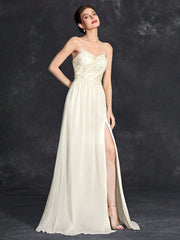 Elegante vestido de noche con escote tubo y abertura para cóctel o fiesta. Vestido para anfitriona de reunión anual.