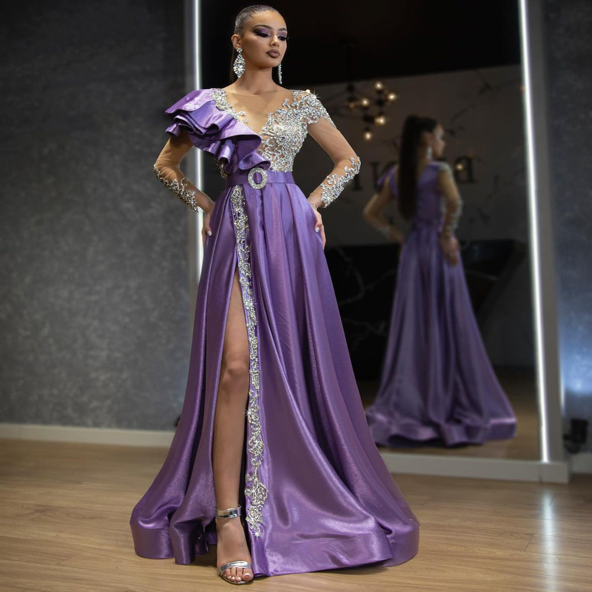 Vestido de noche de satén dorado y morado con apliques
