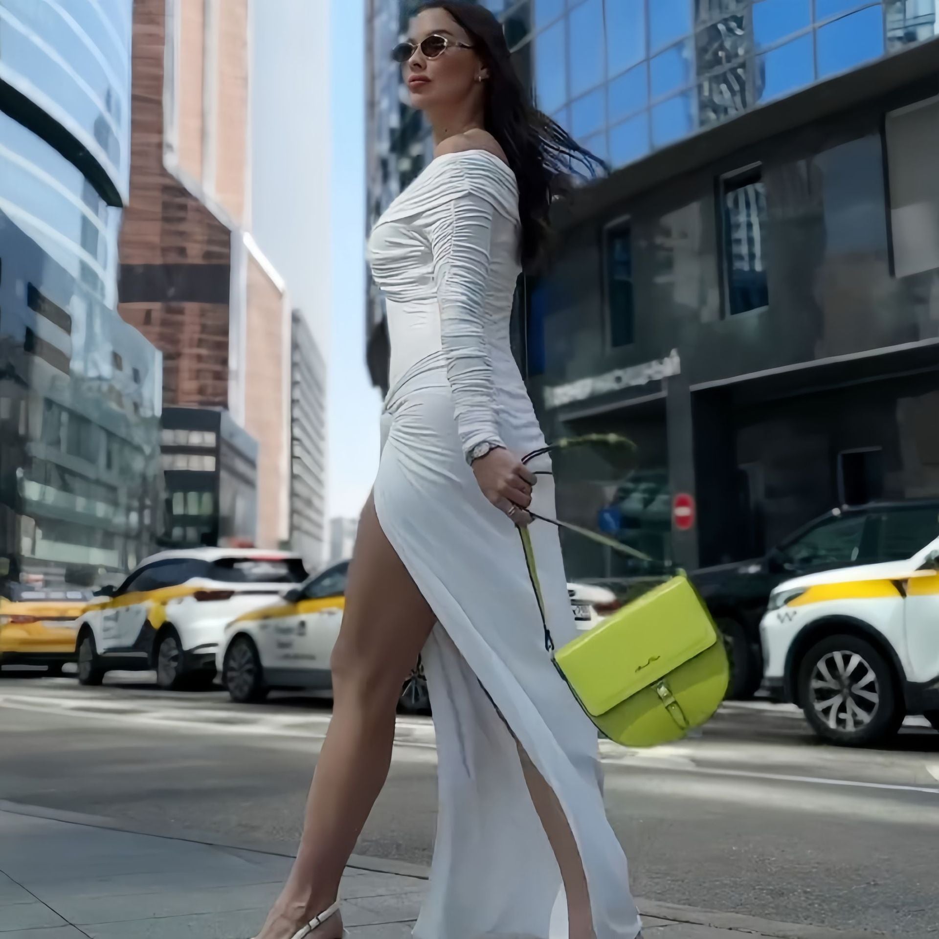 Vestido de manga larga plisada con abertura y top de tubo con hombros descubiertos en color liso