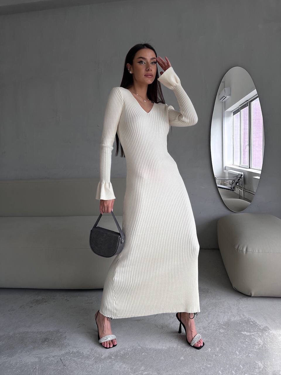 Vestido largo de lana de canalé de color liso con cuello en V y manga larga de punto ajustado