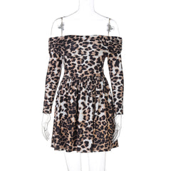 Vestido plisado corto elegante con cuello alto y hombros descubiertos y manga larga