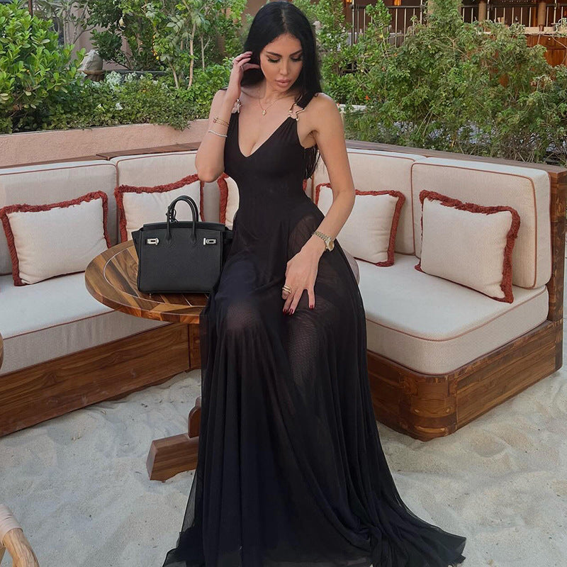 Vestido de malla con tirantes, espalda descubierta y escote en V ajustado