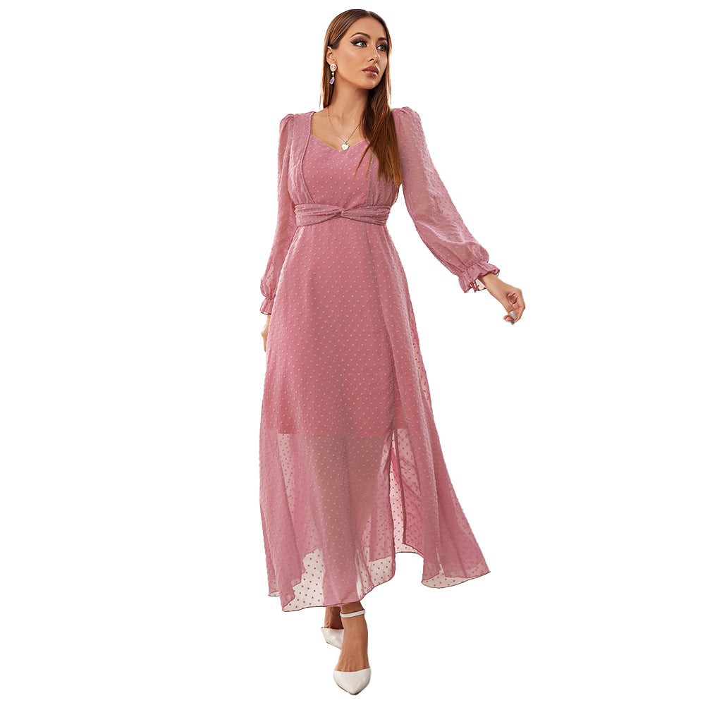 Vestido rosa de gasa largo, talle alto, corte ajustado.
