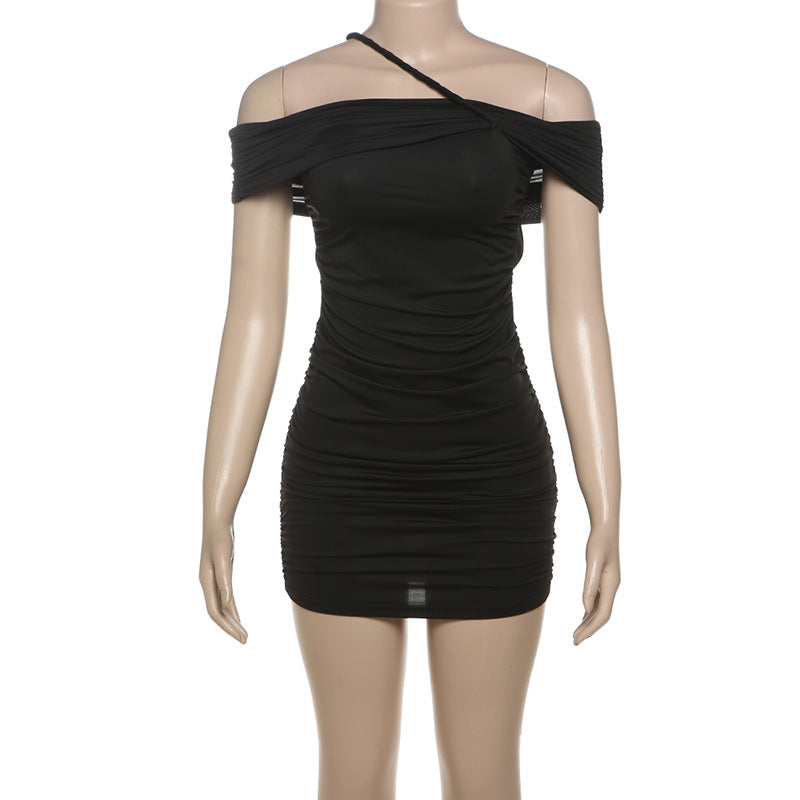 Vestido tubo con hombros descubiertos, plisado y de color liso