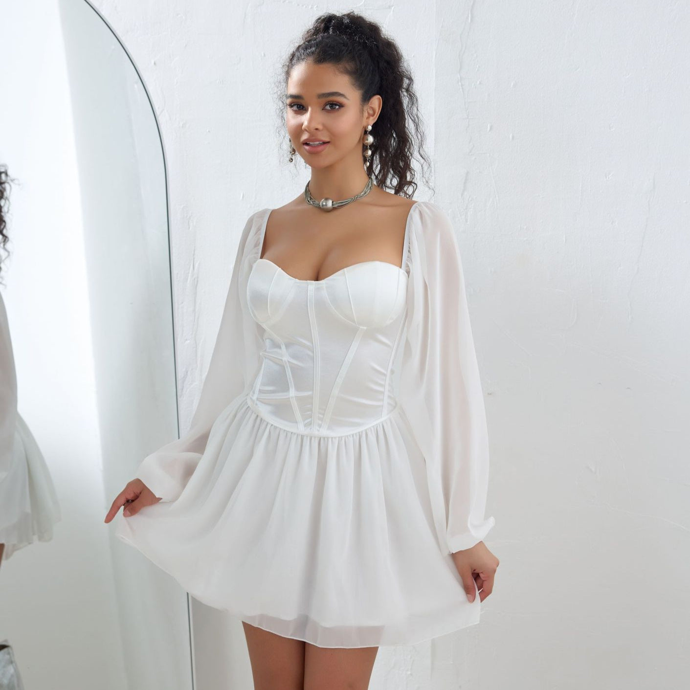 Vestido de talla grande con cuello cuadrado, corte en A, corte tubo, satén, costuras de malla y cintura alta