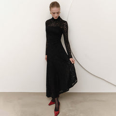 Vestido interior plisado de manga larga con tirantes oblicuos y costuras de encaje