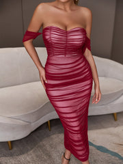 Vestido largo elegante de fiesta de noche con escote bandeau, ajustado, de malla color vino tinto y un solo hombro