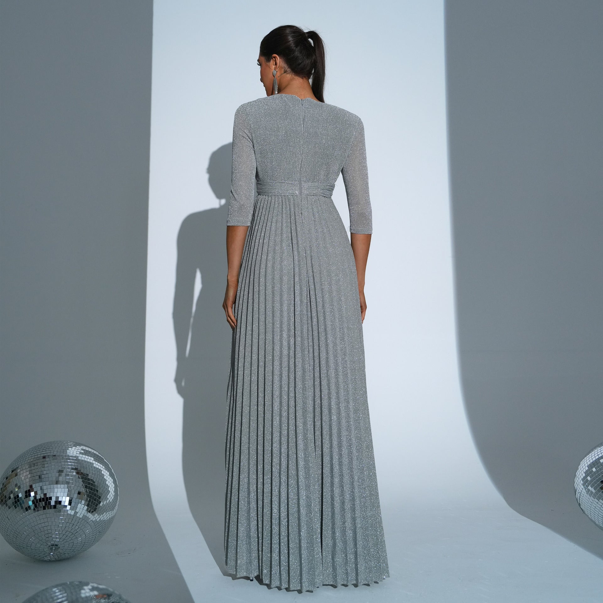 Vestido de noche largo bohemio con cuello redondo y manga cinco cuartos y cintura ancha