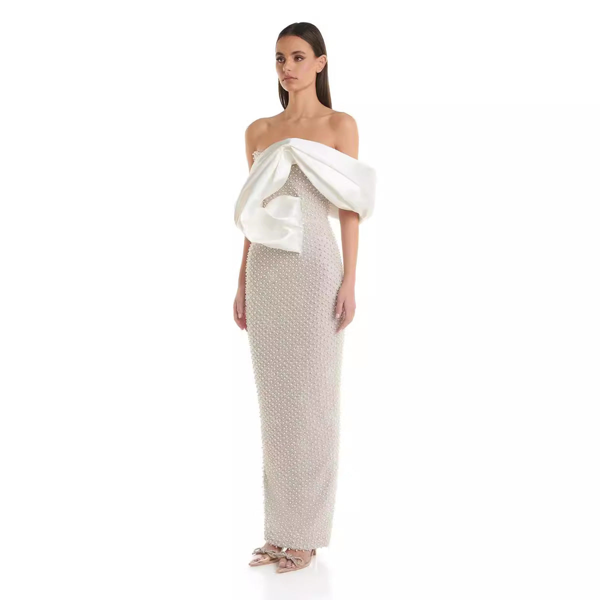 Vestido tubo con decoración de perlas para socialité