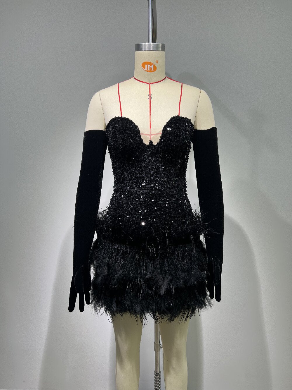 Vestido sin tirantes con plumas y cuentas negras para fiesta de cumpleaños