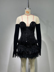 Vestido sin tirantes con plumas y cuentas negras para fiesta de cumpleaños