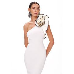 Vestido maxi blanco de un hombro con estampado floral y gancho negro, ajustado, sin espalda, vendaje elástico