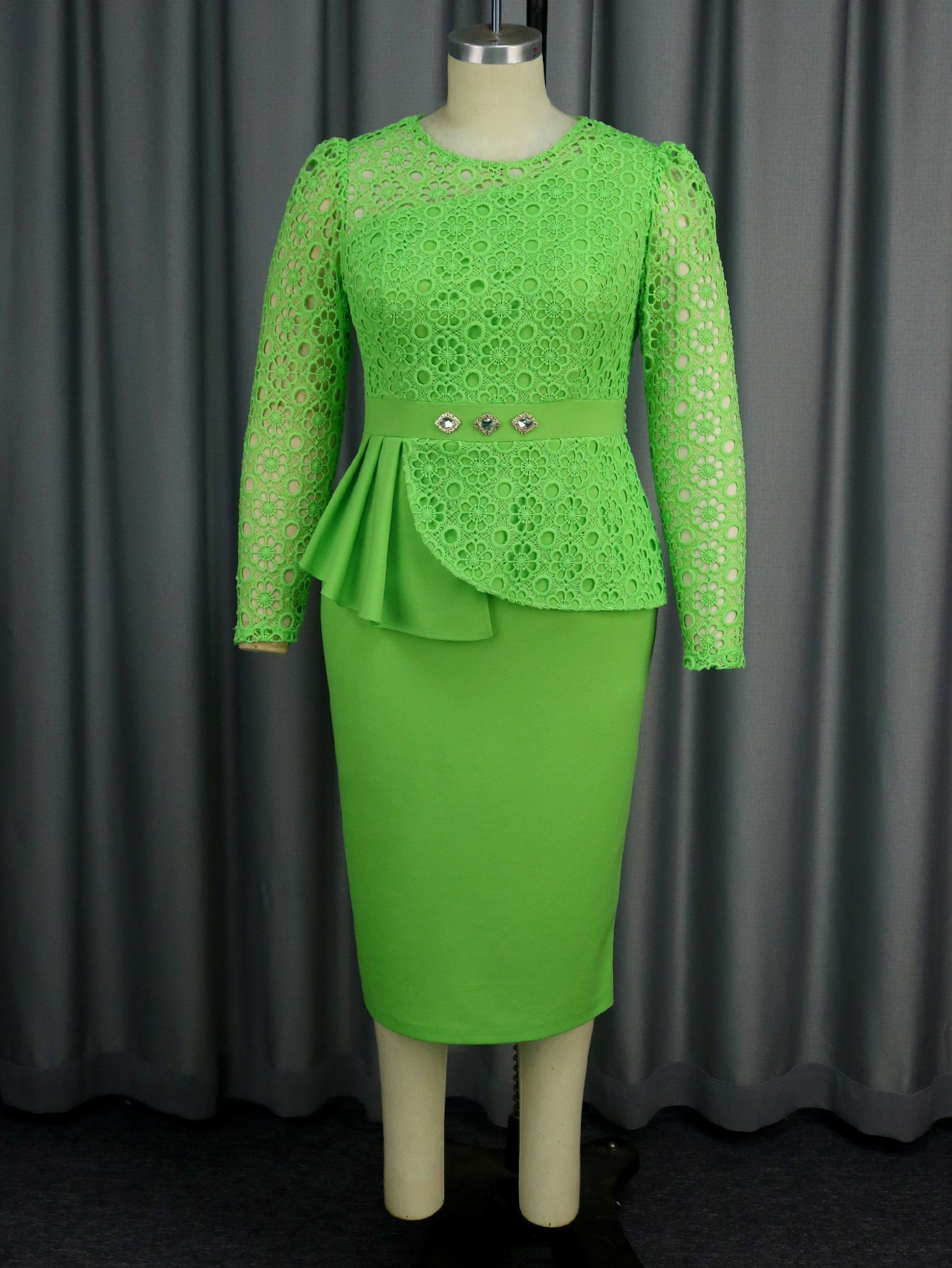 Vestido de fiesta con volantes y mangas de encaje que disimula la flacidez en la cadera