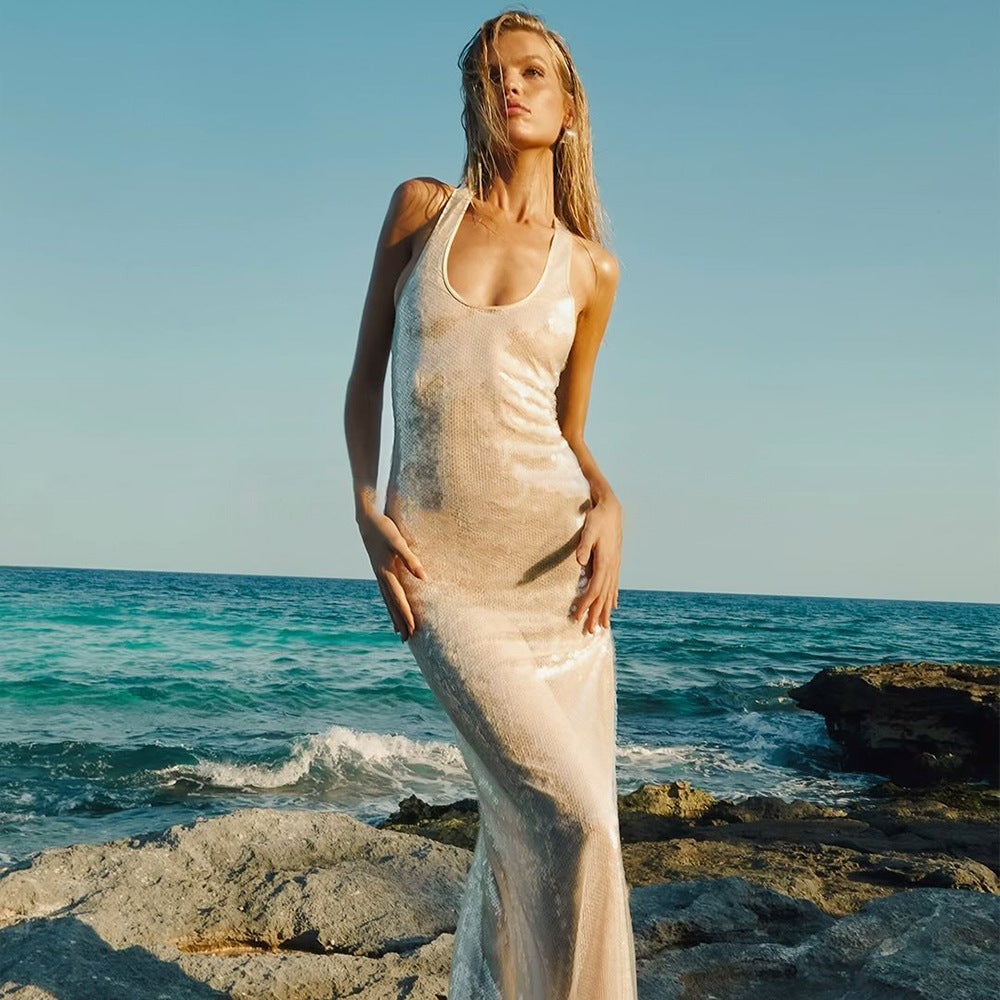 Vestido ajustado con lentejuelas, cuello en U, sin mangas y tirantes finos
