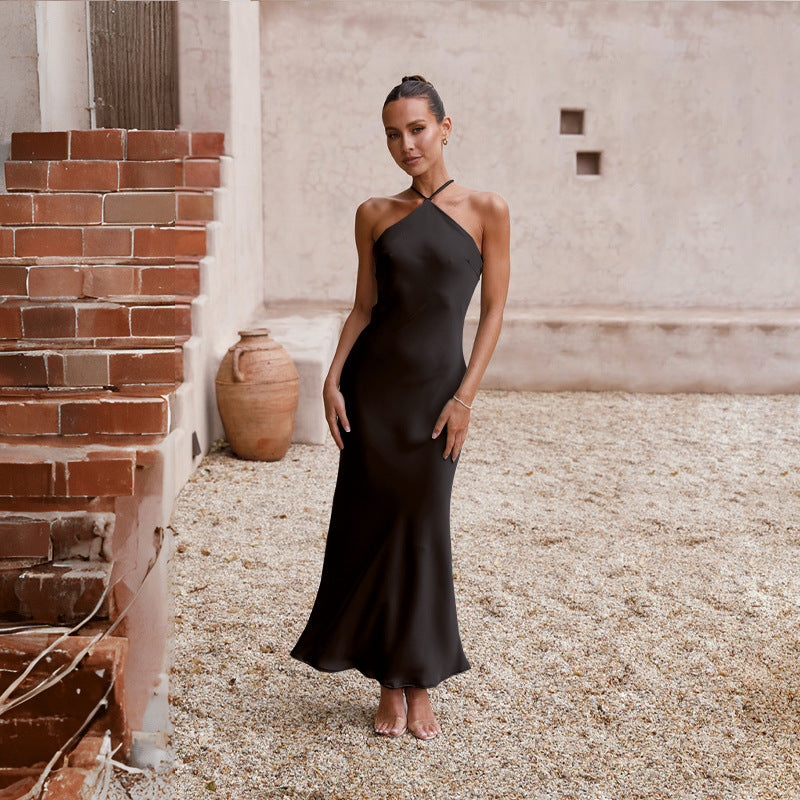 Vestido ajustado de color liso con cuello halter, espalda descubierta y corte entallado