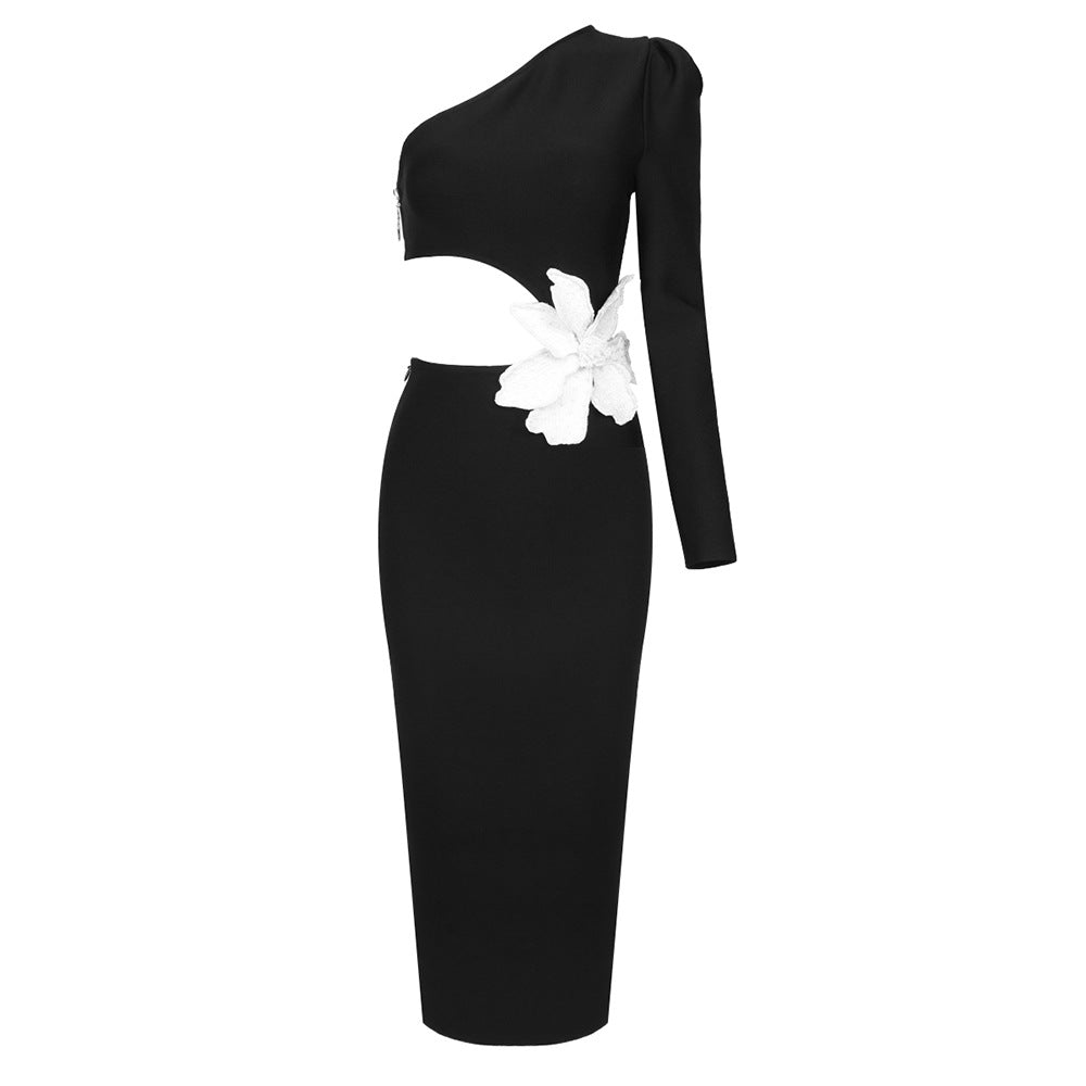 Vestido negro de manga larga de una sola pieza con cuello diagonal y vendaje