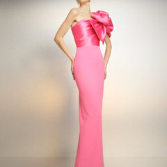 Vestido largo rosa con vendaje