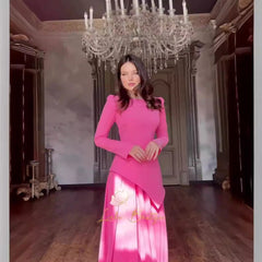 Vestido ajustado con cuello redondo, manga larga y pliegues biselados