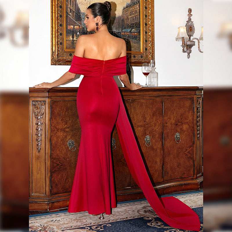 Elegante vestido de noche de satén rojo con escote pronunciado, manga corta, estampado largo y escote en V pronunciado.